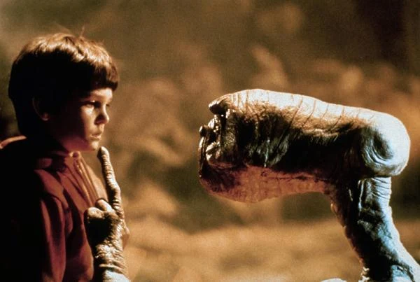 "Boi się. Jest zupełnie sam. Znajduje się 3000000 lat świetlnych od domu" - tak brzmiało oryginalne hasło reklamowe filmu "E.T." - fot. The Picture Desk