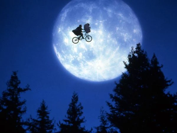 Słynne ujęcie, któe znalazło się na plakacie "E.T". - fot. Photononstop