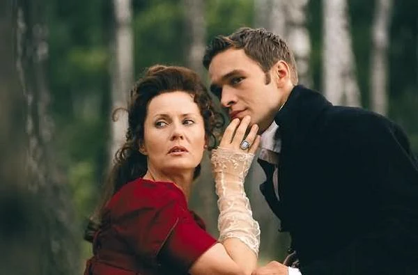 Jeszcze wszyscy mieli go w pamięci jako dzielnego żołnierza, a on już zachwycił kolejną kreacją. W ekranizacji "Pana Tadeusza" (1999) Andrzeja Wajdy zagrał tytułową rolę młodego Soplicy (na zdjęciu z Grażyną Szapołowską)