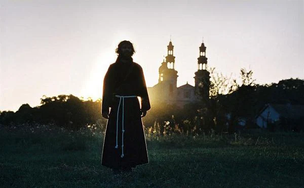 W "Kto nigdy nie żył..." (2006) Andrzeja Seweryna artysta wcielił się w młodego, charyzmatycznego księdza, który dowiaduje się, że jest nosicielem wirusa HIV