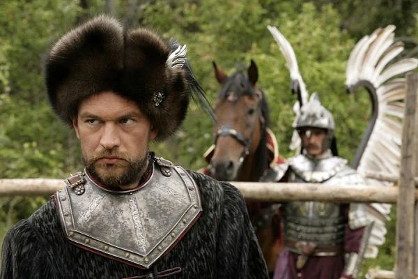 Aktor znakomicie czuje się w kinie kostiumowym. Nie boi się też wyzwań, dlatego często przyjmuje propozycje filmowe zza naszej wschodniej granicy. Tu w obrazie "Rok 1612" (2007) Władimira Chotinienko