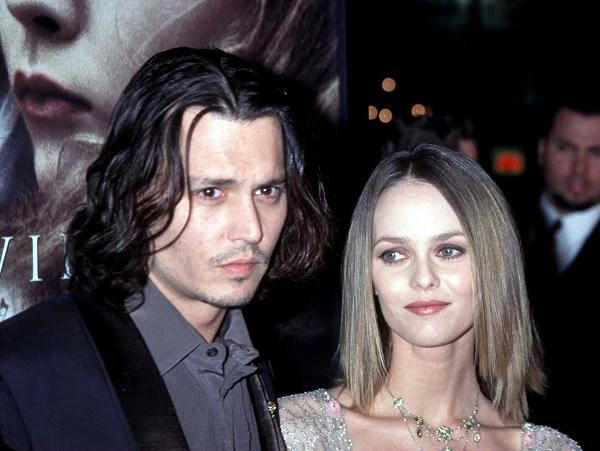 Johnny Depp i Vanessa Paradis poznali się w 1998 roku w paryskim Hotelu Costes, gdzie aktor brał udział w zdjęciach do filmu Romana Polańskiego pt. "Dziewiąte wrota" - fot. Brenda Chase