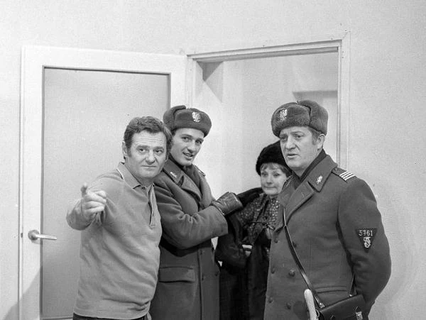 W komedii Jerzego Ziarnika "Kłopotliwy gość" (1971) Karol Straburger przywdział milicyjny mundur.