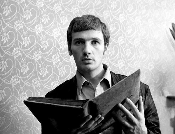 W psychologicznym dramacie Mieczysława Waśkowskiego "Jeszcze słychać śpiew. I rżenie koni..." (1971) Karol Strasburger zagrał odkrywającego rodzinną tajemnicę telewizyjnego dziennikarza Andrzeja Królikiewicza.