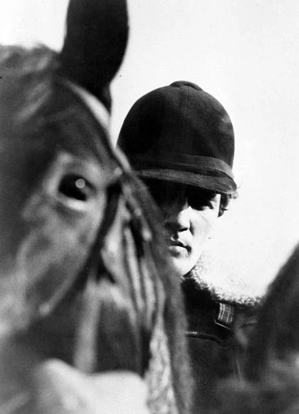 W "Karino" (1977) Jana Batorego Starsburger zagrał Andrzeja Stolarka - trenera tytułowej klaczy, którą doprowadza do triumfu w Wielkiej Pardubickiej.