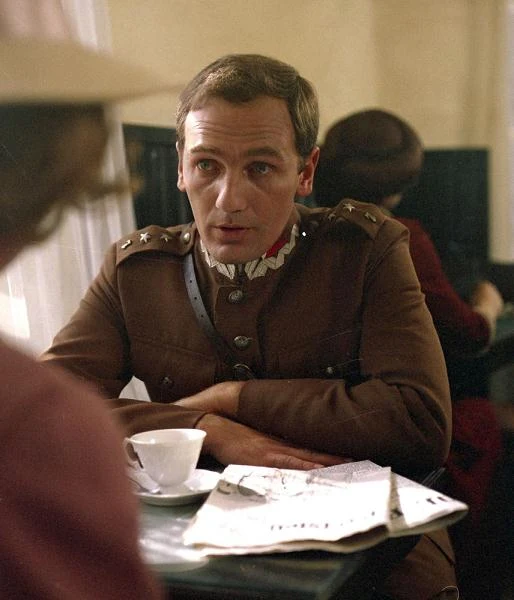 W serialowej ekranizacji powieści Tadeusza Dołęgi-Mostowicza "Doktor Murek" (1979) Karol Strasburger pojawił się w mundurze.