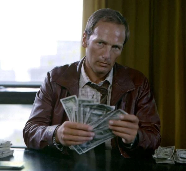 W "Wielkim Szu" (1982) karty rozdawał Jan Nowicki, Karol Strasburger jako karciarz Denel nie był jednak bez szans.