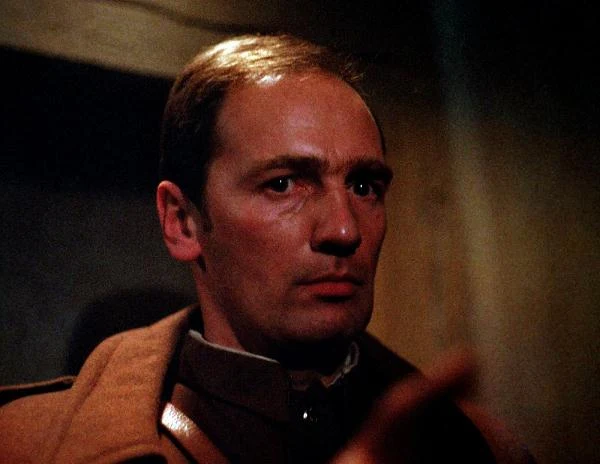 Akcja "Dłużników śmierci" (1985) Włodzimierza Gołaszewskiego rozgrywa się tuż po zakończeniu II wojny światowej, Karol Strasburger gra zaś kapitana Jazgarza.