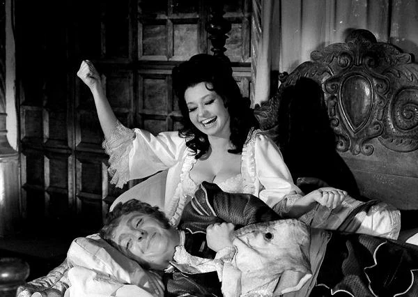 Zdzisław Maklakiewicz i Elżbieta Czyżewska w filmie "Rękopis znaleziony w Saragossie" (1964)