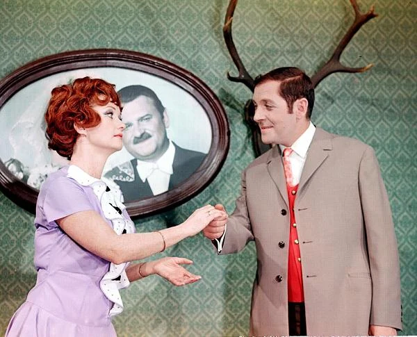 Zdzisław Maklakiewicz z Barbarą Krafftówną w filmie "Przygoda z piosenką" (1968)