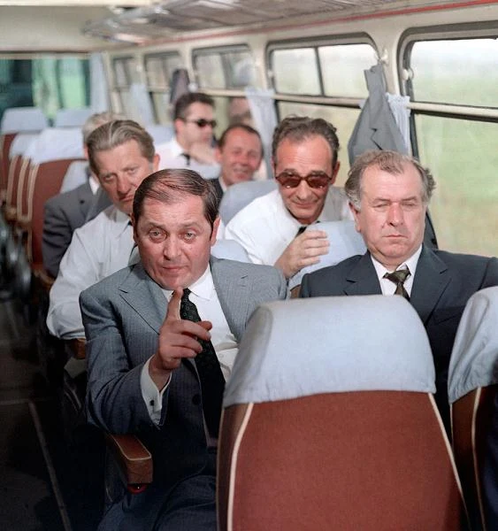 Zdzisław Maklakiewicz i Wacław Kowalski w filmie "Niebieskie jak Morze Czarne" (1971)