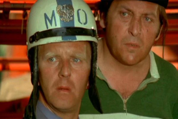 Zdzisław Maklakiewicz z Jerzy Turkiem w filmie "Nie ma mocnych" (1974)