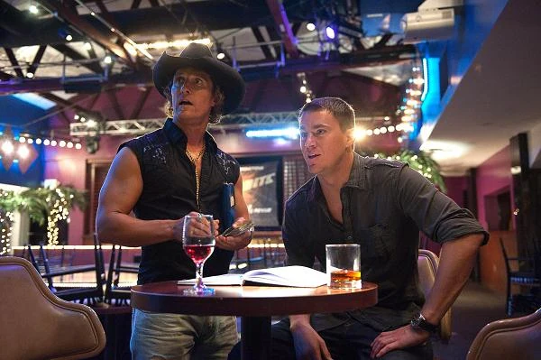 Matthew McConaughey i Channing Tatum w scenie z filmu "Magic Mike" Matthew McConaughey i Channing Tatum w scenie z filmu "Magic Mike"