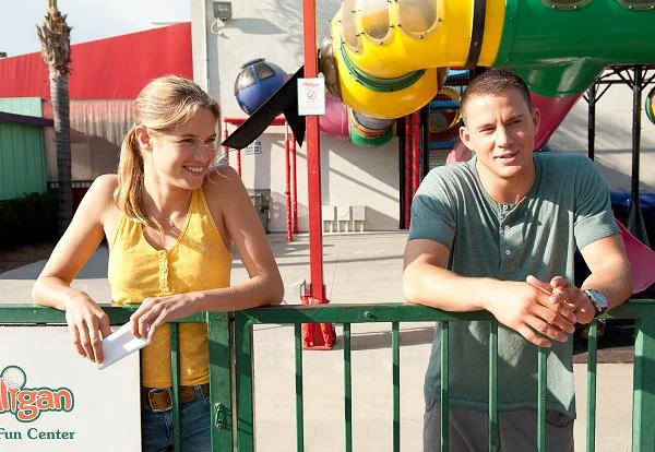 Cody Horn i Channing Tatum w scenie z filmu "Magic Mike" Cody Horn i Channing Tatum w scenie z filmu "Magic Mike"