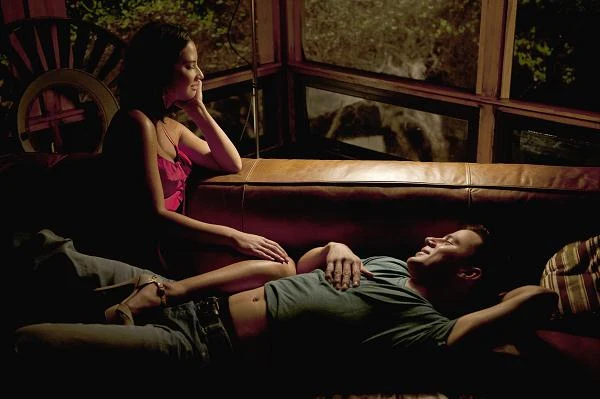 Olivia Munn i Channing Tatum w scenie z filmu "Magic Mike" Olivia Munn i Channing Tatum w scenie z filmu "Magic Mike"