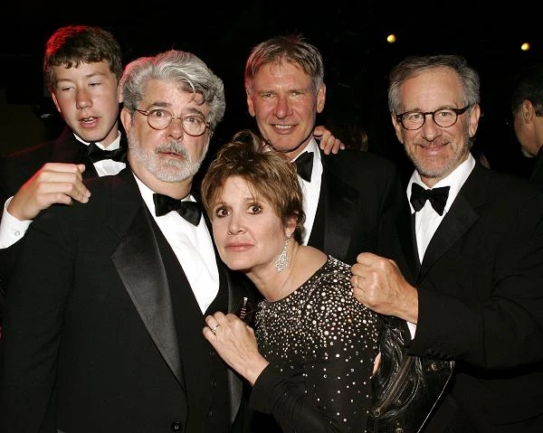 Sposób "gry" Forda spodobał się wówczas przyjacielowi Lucasa, Stevenowi Spielbergowi. Spielberg namówił reżysera, by powierzył cieśli główną rolę w filmie. W ten sposób zaczęła się wielka kariera aktora.