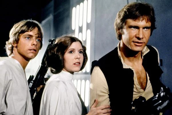 Inni bohaterowie tej historii to: Luke Skywalker (Mark Hamill), pragnący zostać rycerzem Jedi, mistrz Jedi Obi-Wan Kenobi (Alec Guinness), księżniczka Leia (Carrie Fisher), lord Darth Vader (David Prowse, głos: James Earl Jones).