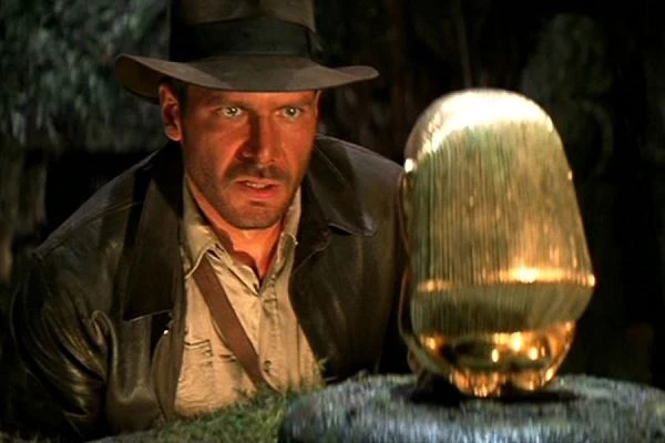 Jednocześnie aktor rozpoczął grę w innej serii kasowych filmów, gdzie wykreował równie słynną rolę: archeologa i poszukiwacza przygód Indiany Jonesa. Atrybutami postaci stały się kapelusz fedora, skórzana kurtka, bicz oraz rewolwer.