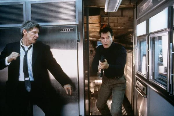 ... sensacyjnym "Air Force One" Wolfganga Petersena (1997), w roli uprowadzonego przez terrorystów i stawiającego im opór prezydenta Stanów Zjednoczonych...