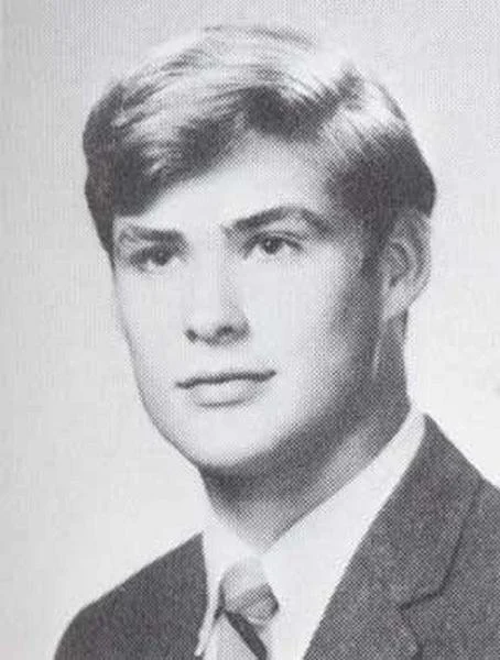 David Michael Hasselhoff urodził się 17 lipca 1952 roku w Baltimore, w stanie Maryland. Przyszedł na świat w rodzinie rzymskokatolickiej (obecnie jest luteraninem) jako jedyny syn i drugie z pięciorga dzieci menedżera bezpieczeństwa Josepha Hasselhoffa i Dolores Hasselhoff.