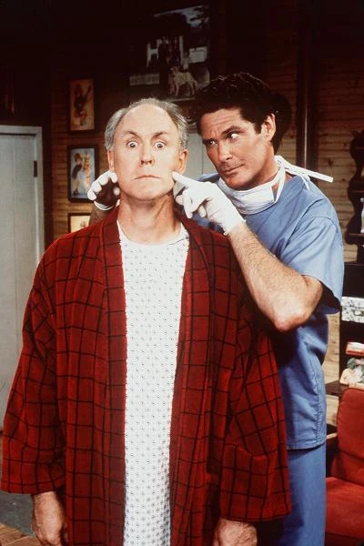 David Hasselhoff z Johnem Lithgowem w gościnnym występie w serialu "3rd Rock from the Sun".