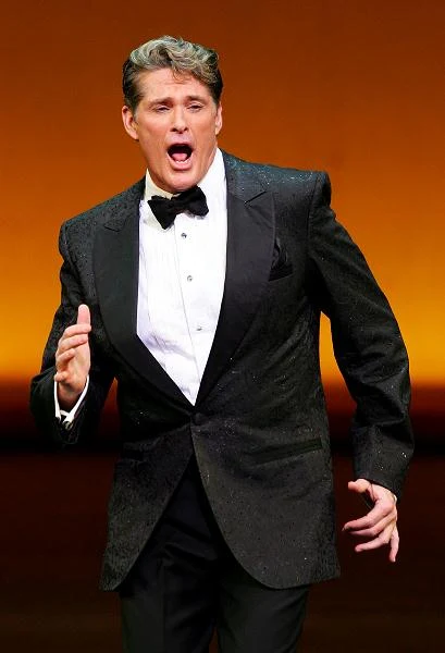 W serialu "Słoneczny patrol", w którym przez lata występował, zwracano głównie uwagę na klatki piersiowe. David Hasselhoff ma również najlepsze nogi Hollywood. Tak przynajmniej uważa Mel Brooks, twórca słynnych "Producentów", komentując decyzję o zaangażowaniu Hasselhoffa do roli reżysera-homoseksualisty Rogera DeBrisa do scenicznej wersji filmowego hitu. "On jest idealny do roli DeBrisa, bo na najzgrabniejsze nogi w Hollywood" - komplementował Hasselhoffa Mel Brooks - fot. Ethan Miller