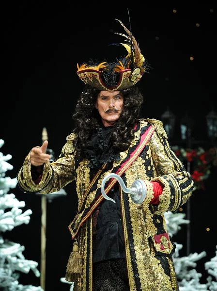 W latach 1997-2001 roku występował na scenie broadwayowskiej Plymouth Theatre w bardzo dobrze przyjętym przez krytyków i publiczność musicalu "Doktor Jekyll i pan Hyde" - w roli tytułowej. Ma również na koncie kreację kapitana Hooka w pantomimie na podstawie "Piotrusie Pana" - fot. Ian Gavan