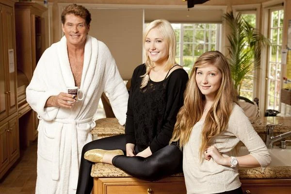 David Hasselhoff z córkami Taylor-Ann i Hayley na planie rodzinnego reality-show "The Hasselhoffs". "Marzeniem każdego rodzica jest pomoc swoim dzieciom w odniesieniu sukcesu" - Hasselhoff ujawnił w oficjalnym oświadczeniu na ten temat. "Powiedziałem już dziewczynkom, że postaram się im otworzyć drzwi do kariery, kiedy będą na to gotowe, ale że będą musiały przejść przez nie same" - dodał.