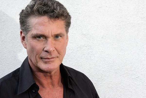 W latach 80. Hasselhoff był żonaty z aktorką Catherine Hickland, następnie przysięgał wierność matce dwójki swoich córek, Pameli Bach. Ten związek jednak również nie przetrwał i para rozstała się w 2006 roku po 16 latach małżeństwa. "Zawsze staram się utrzymać związek. Przez 16 lat robiłem, co mogłem, aby moje małżeństwo się nie rozpadło. Jednak wszystko jest w rękach Boga...Jeśli jesteście sobie przeznaczeni, to będziecie razem. Zastanawiam się nad ponownym ślubem. Uwielbiam pełnić rolę męża i być w stałym związku. Tym bardziej, czuje się winny, że moje poprzednie małżeństwa nie wyszły" - wyznaje Hasselhoff - fot. Mark Mainz