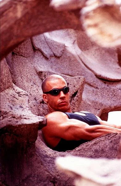 W filmie "Pitch Black" (2000) Vin Diesel wcielił się w postać zabójcy Riddicka. "Właśnie tak myślimy, gdy poznajemy go na początku filmu" - wspominał aktor. "Ale tak naprawdę jest zupełnie inaczej. W trakcie rozwoju akcji nikogo nie zabija oprócz potworów i okazuje się być osobą, którą każdy chciałby obdarzyć przyjaźnią. Według mnie historia ta opowiada o ludzkiej naturze. Bohaterowie filmu w bardzo różny sposób reagują na własne przerażenie. Postać grana przeze mnie za wszelką cenę chce przetrwać, a po drodze uczy się jednak pomagać innym".