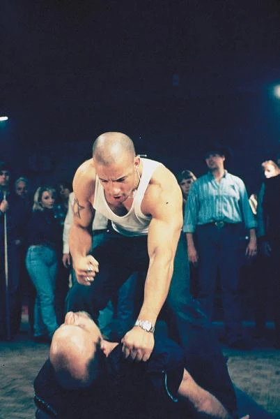 W nawiązujących do twórczości Guya Ritchiego "Synach mafii" (2003) - opowieści o sympatycznych młodych bandytach, którzy mają mnóstwo skrupułów i nie radzą sobie z najprostszym zadaniem - Vin Diesel zdystansował się do wykreowanego przez media wizerunku twardego gangstera.