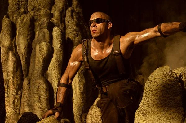 W filmie "Kroniki Ridicka" (2004) Vin Diesel ponownie wcielił się w postać znaną ze swego wcześniejszego obrazu "Pitch Black". Tym razem jego bohater zmuszony został do ratowania wszechświata  m.in. w podziemnym więzieniu skonstruowanym pod powierzchnią wulkanicznej planety oraz barokowym statku kosmicznym i centrum czarnych mocy - Basilica.