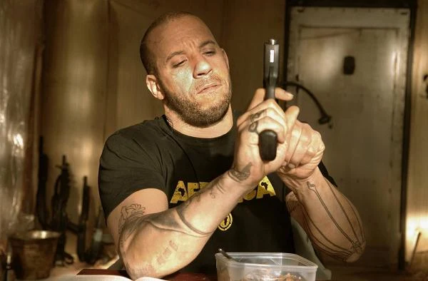W obrazie "Babylon AD" (2008) - zrealizowanej z ogromnym rozmachem mrocznej wizji świata na krawędzi upadku - Vin Diesel wcieliłsię w postać Tooropa, którego życiowe credo brzmi:  "zabijasz albo giniesz". Toorop nie zabija w imię żadnej idei, robi to dla pieniędzy. Przyjmując kolejne zlecenie nie spodziewa się, że tym razem ryzykuje znacznie więcej.