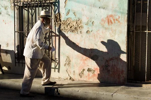 Emilio Echevarría w scenie z filmu "Rzecz o mych smutnych dziwkach"