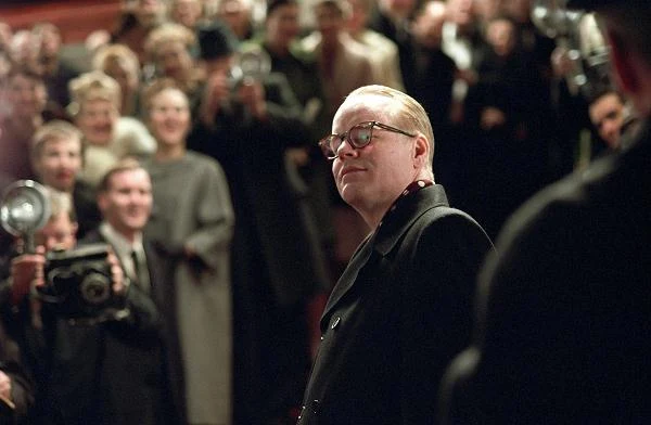 Rola Trumana Capote'a w biograficznym filmie "Capote" (2000) pozostaje największym osiągnięciem w aktorskiej karierze Philipa Seymoura Hoffmana. Zmarły 2 lutego 46-letni aktor otrzymał za nią Oscara, pokonując m.in. Heatha Ledgera ('Tajemnica Brokeback Mountain").