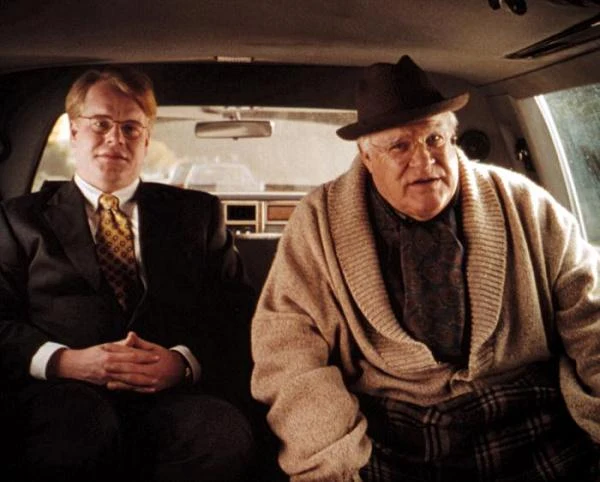 "Big Lebowskiego" (1998) braci Coen pamiętamy głównie ze względu na Jeffa Bridgesa, ale Philip Seymour Hoffman też miał swój niewielki wkład w sukces filmu.