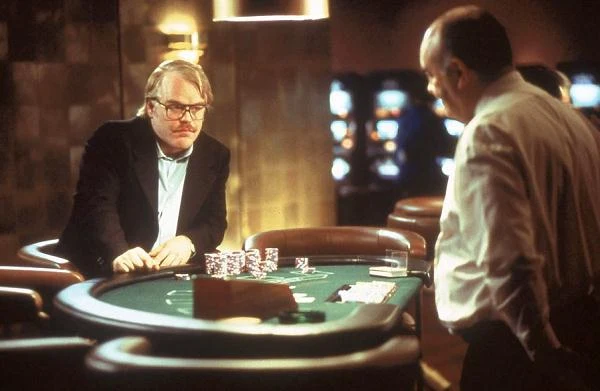 Pierszoplanowy przełom? Rolą w "Hazardziście" (2003) Richarda Kwietniowskeigo Hoffman udowodnił, że potrafi nie tylko asystować wielkim gwiazdom, lecz także samodzielnie udźwignąć na swoich barkach ciężar całego filmu.
