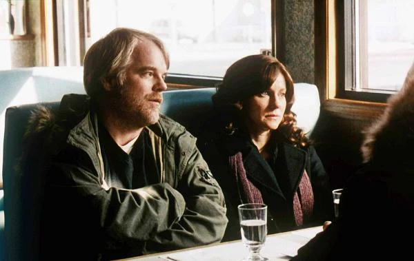 Żywiołem Phillipa Seymoura Hoffmana jest niezależne kino amerykańskie. Żaden inny hollywoodzki aktor nie angażuje się z takim przekonaniem w niskobudżetowe produkcje. Na zdjęciu - w dramacie "Rodzina Savage" u boku Laury Linney.