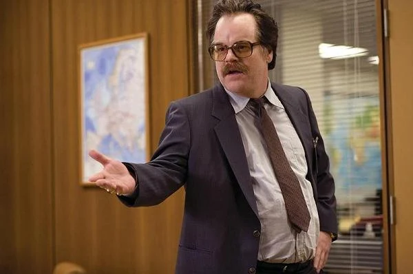 W politycznej komedii Mike'a Nicholsa "Wojna Charliego Wilsona" (2008) Hoffman zagrał agenta operacyjnego CIA Gusta Avrakotosa. O tym, że przyćmił partnerujących mu Julię Roberts i Toma Hanksa, najlepiej świadczy fakt, że tylko on z całej obsady otrzymał nominację do Oscara.