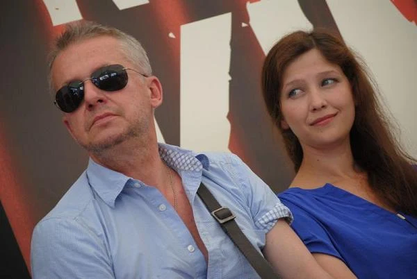 Majewska zostaje skierowana do zespołu Kaszowskiego, aby przy okazji badania wybranych spraw kryminalnych przeprowadzić śledztwo dotyczące samego inspektora.