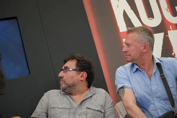 Dyrektor TVP 2 Jerzy Kapuściński wspólnie z Boguslawem Lindą oglądają zwiastun serialu "Paradoks".