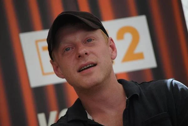 Partnerujący Lindzie w serialu Cezary Łukaszewicz przyznał, że występ w "Paradoksie" to spełnienie jego marzeń. - Wychowywałem się na filmach z Bogusławem Lindą - powiedział młody aktor.