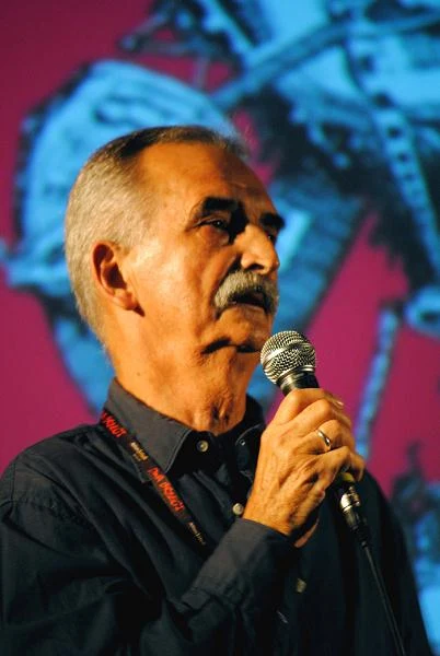 Wyjaśnił też, jak stara się uniknąć w swej sztuce banału. - Jesteśmy jak krople w beczce wody. Staram się pamiętać wyłącznie o tym, że posiadam jaką taką wiedzę tylko o tej kropli, którą jestem. Jak tylko pycha zaczyna nieść mnie w tę stronę, żeby zacząć mówić o wszystkich innych kroplach, zaczynam gadać banały - powiedział.