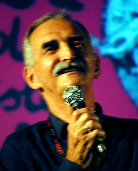 Koterski nie ma skrystalizowanych planów filmowych. - Nigdy nie wiem po skończeniu jakiegoś filmu, czy nakręcę kiedykolwiek następny. To nie jest kokieteria, ja naprawdę tego nie wiem. Realizacja filmu kosztuje mnie zawsze mnóstwo sił i energii. Jak kończę pracę nad danym filmem, wszystko co myślę, to uciec, zaszyć się gdzieś, schować w kącie, na pustkowiu - wyjawił.