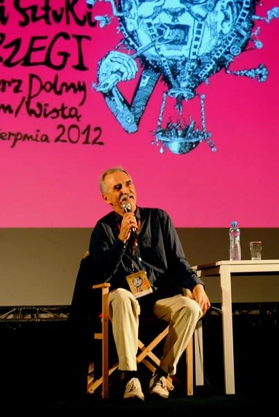 Koterski podkreślił , że nigdy nie zawiódł się jednak na swoich widzach. - Myślę, że to z tego powodu, że nigdy nie fundowałem widzowi ściemy, zawsze traktowałem go na takim samym poziomie jak siebie samego. Wierzyłem, że jeżeli tylko ja rozumiem, o co mi chodzi, to widz też sobie poradzi - podkreślił Koterski.