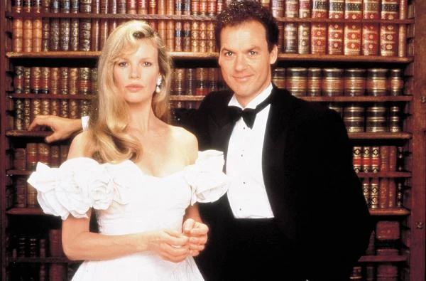 Bruce Wayne w osobie Michaela Keatona starał się o względy Vicki Vale (Kim Basinger).