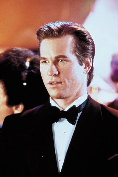 Bruce Wayne w osobie Vala Kilmera nie uwiódł krytyków, którzy nazwali film Schumachera "gumą balonową dla oczu".