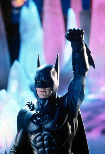 W następnym filmie Schumachera "Batman i Robin" (1997) Vala Kilmera zastąpił George Clooney.