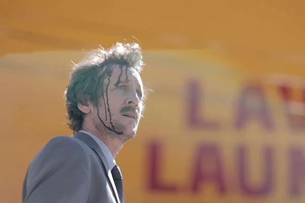 Jack Plotnick w scenie z filmu "Wrong"