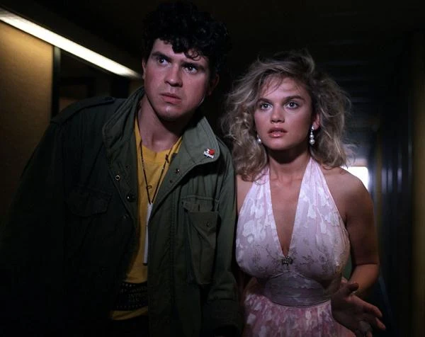 Zafascynowana sugestywną kreacją Marylin Monroe w tym filmie, od tamtej pory Merlin czuje w sobie powołanie na równie wielką gwiazdę ekranu. List do Wildera pisze jadąc pociągiem, w którym jako bufetowa trudni się sprzedażą piwa. Tam poznaje nieznajomego mężczyznę - Piotra Płaskina (Piotr Siwkiewicz). Zafascynowana sugestywną kreacją Marylin Monroe w tym filmie, od tamtej pory Merlin czuje w sobie powołanie na równie wielką gwiazdę ekranu. List do Wildera pisze jadąc pociągiem, w którym jako bufetowa trudni się sprzedażą piwa. Tam poznaje nieznajomego mężczyznę - Piotra Płaskina (Piotr Siwkiewicz).